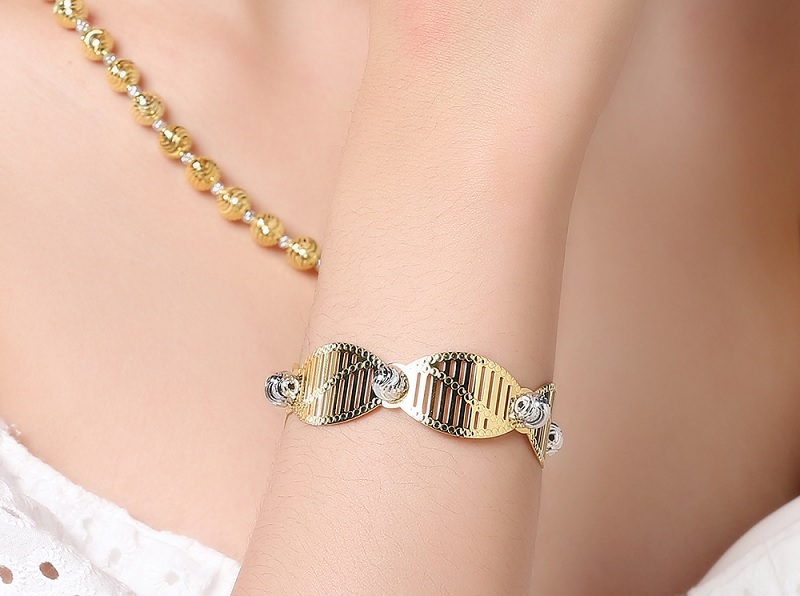 Bản vòng uốn lượn mềm mại